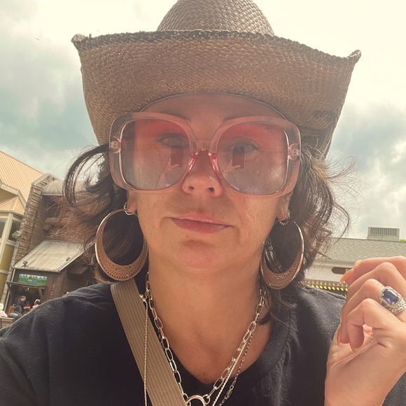 Meet your Posher, Chastity - Picture 1 of 1